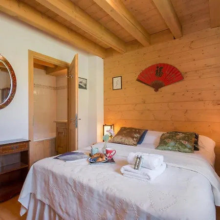 Les Chosalets Chalet Sleeps 6 *