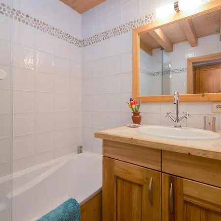 Шале Les Chosalets Chalet Sleeps 6