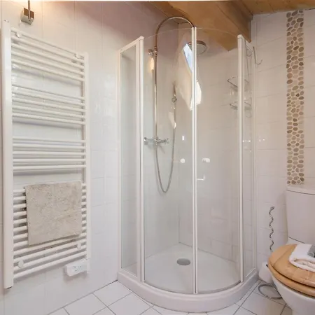 Les Chosalets Chalet Sleeps 6