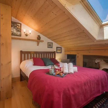 Les Chosalets Chalet Sleeps 6 *